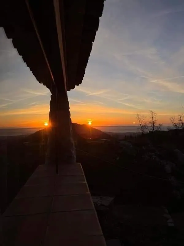 Cabanon rénové en pierre chambre privative avec sdb et vue mer entièrement neuf Gourdon  0*, Gourdon (Alpes-Maritimes)