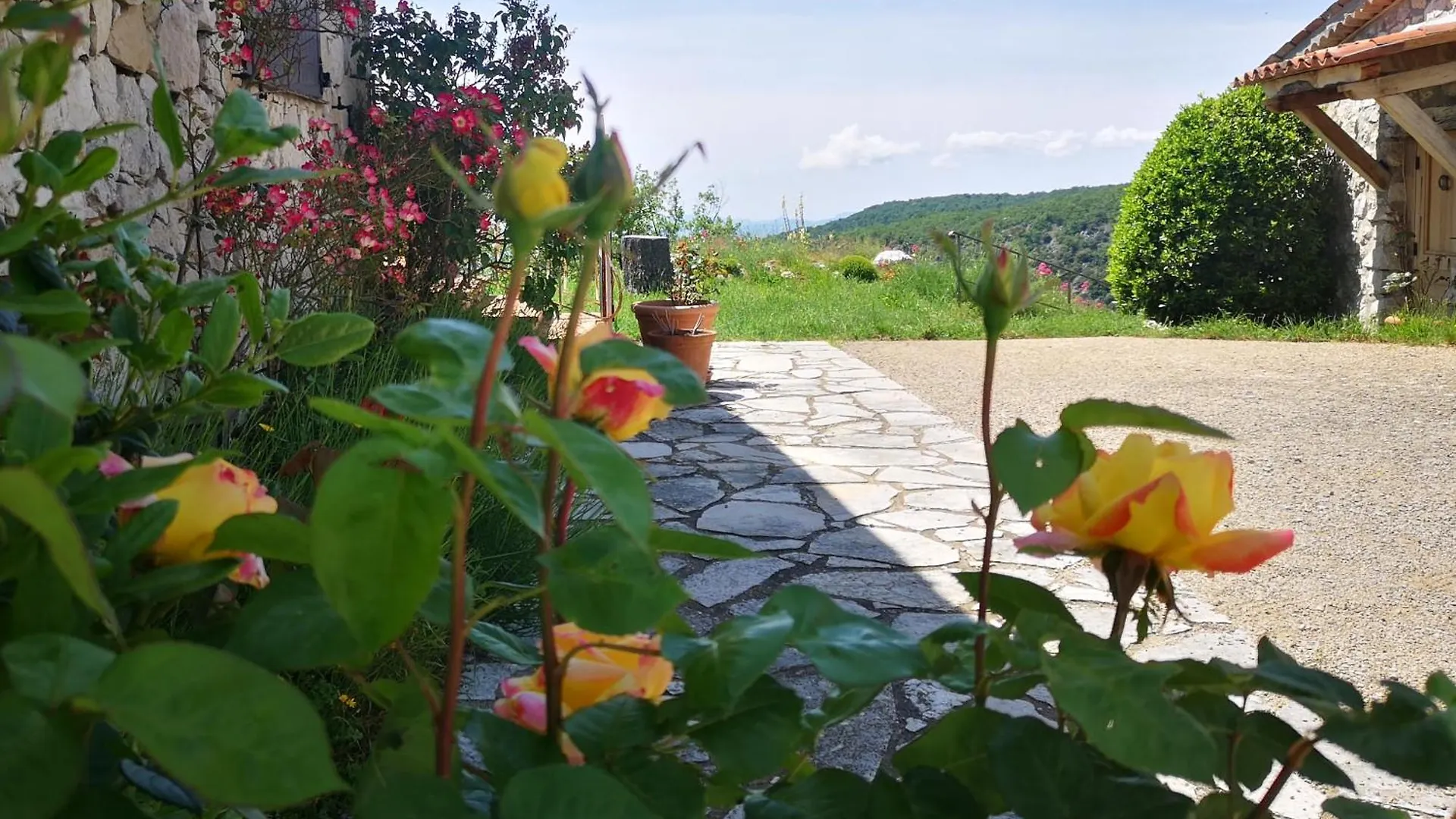 Couette-café Cabanon rénové en pierre chambre privative avec sdb et vue mer entièrement neuf Gourdon  France