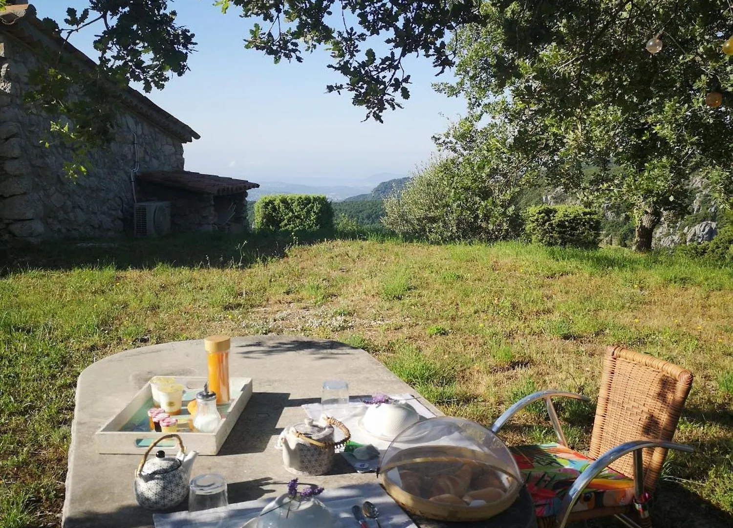 Cabanon rénové en pierre chambre privative avec sdb et vue mer entièrement neuf Gourdon  Couette-café Gourdon (Alpes-Maritimes)